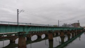 多々良川橋梁 緑色の橋桁の線路が博多臨港線